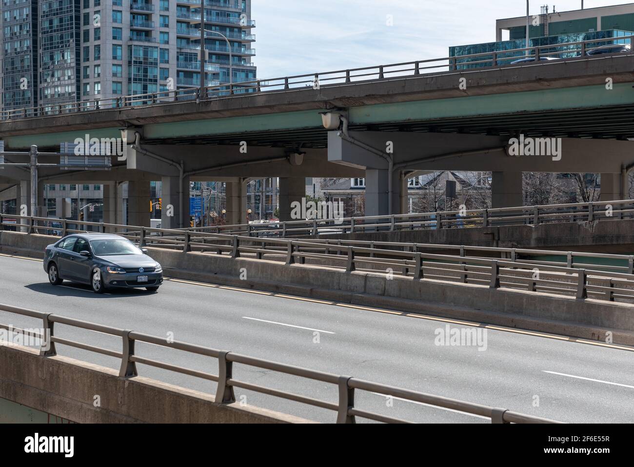 Auto, das auf einer Ausfahrt vom Gardiner Expressway fährt In der Innenstadt Stockfoto