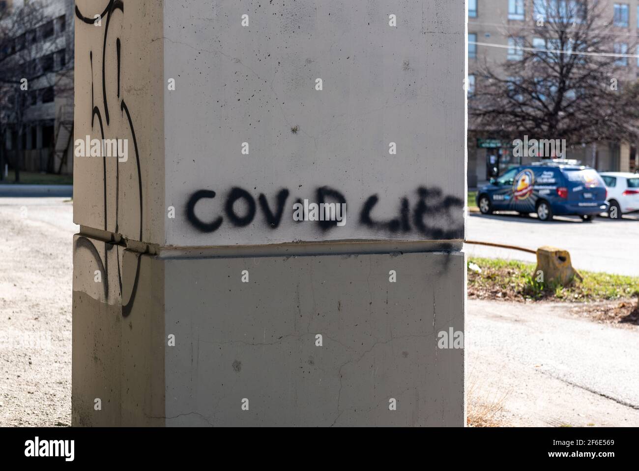 'Covid Lügen' Text in einer Spalte des Gardiner gemalt Expressway in der Innenstadt Stockfoto