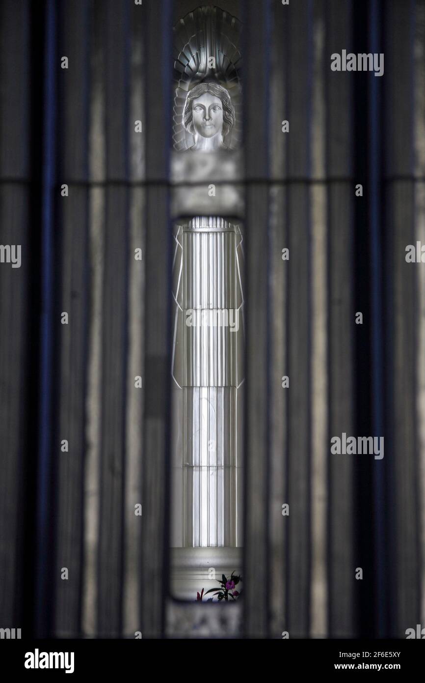 St. Mathews Kirche, St. Lawrence, Jersey, Kanalinseln. Auch die Glaskirche genannt, renoviert von Florence Lady Trent im Jahr 1934 mit Glasarbeiten suppl Stockfoto