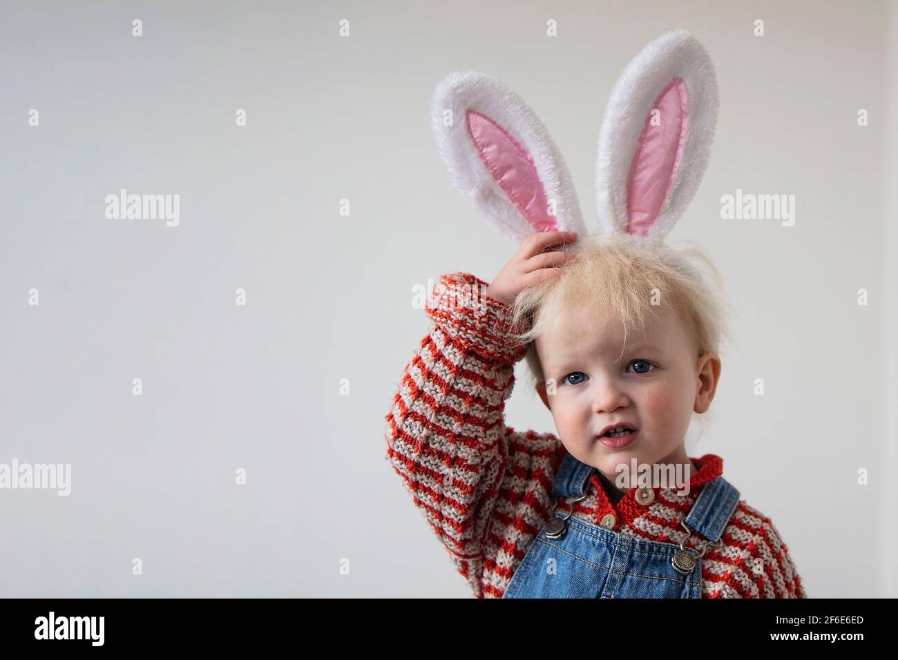 Niedliche kleine Kleinkind Junge feiern Ostern tragen osterhasen Ohren Stockfoto