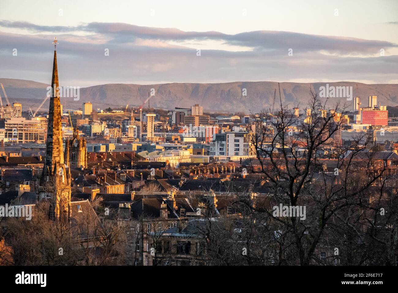 Glasgow City Centre mit den Campsie Fells im Hintergrund, von der Südseite von Glasgow aus gesehen. Stockfoto