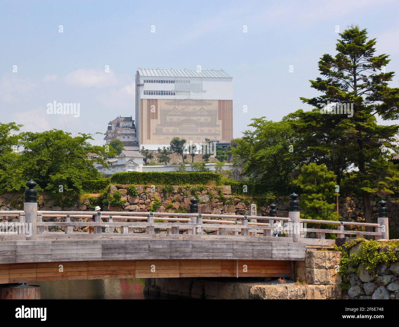 Große Gerüste und Abdeckungen umschließen Himejii Schloss während der großen Renovierungen, Restaurierung im Jahr 2012. In Hemejii, Japan. Stockfoto