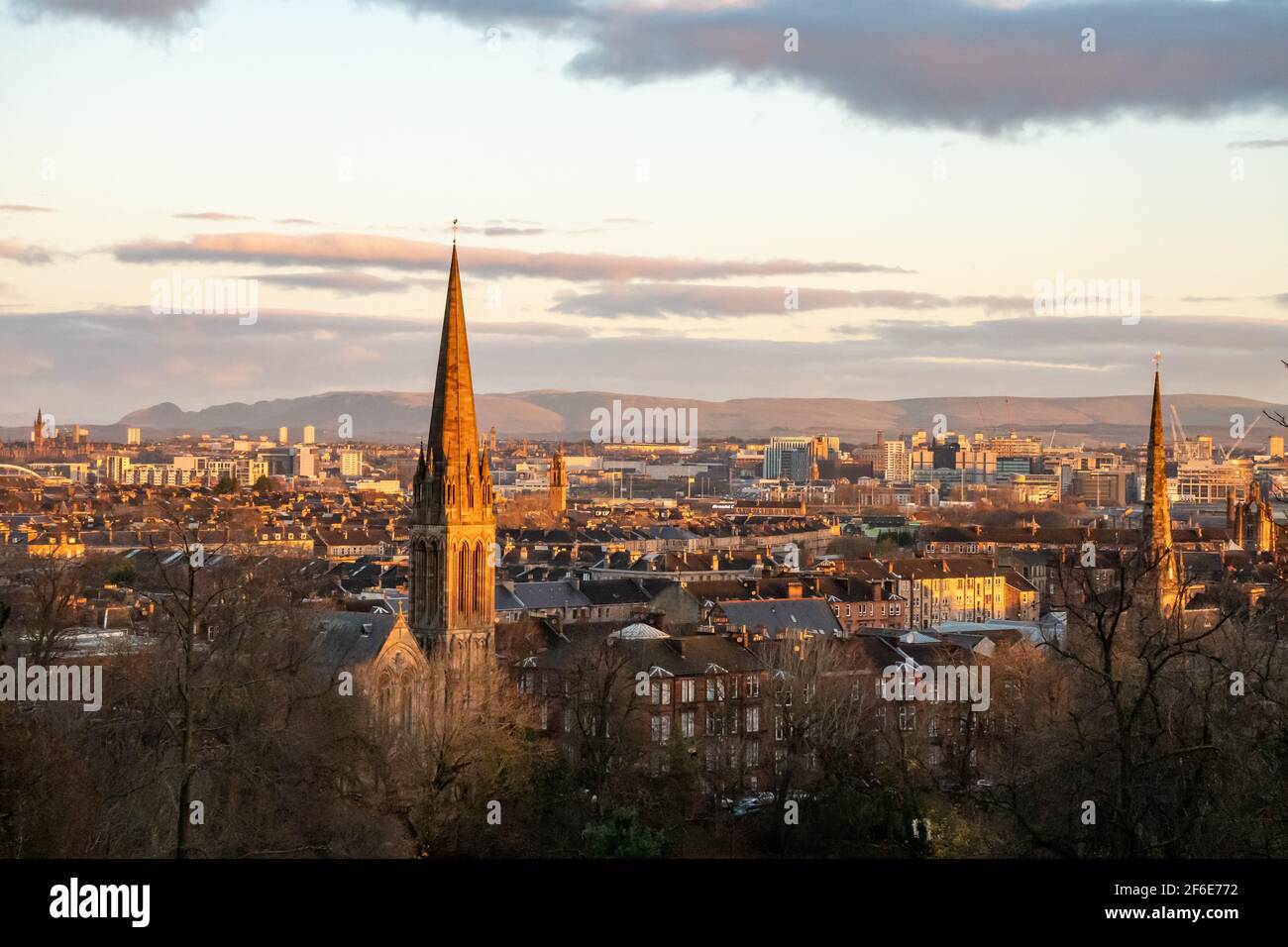 Blick nach Norden über das Stadtzentrum von Glasgow, Schottland, in Richtung Campsie Hills vom Queen's Park in der Southside bei Sonnenaufgang an einem Wintermorgen. Stockfoto