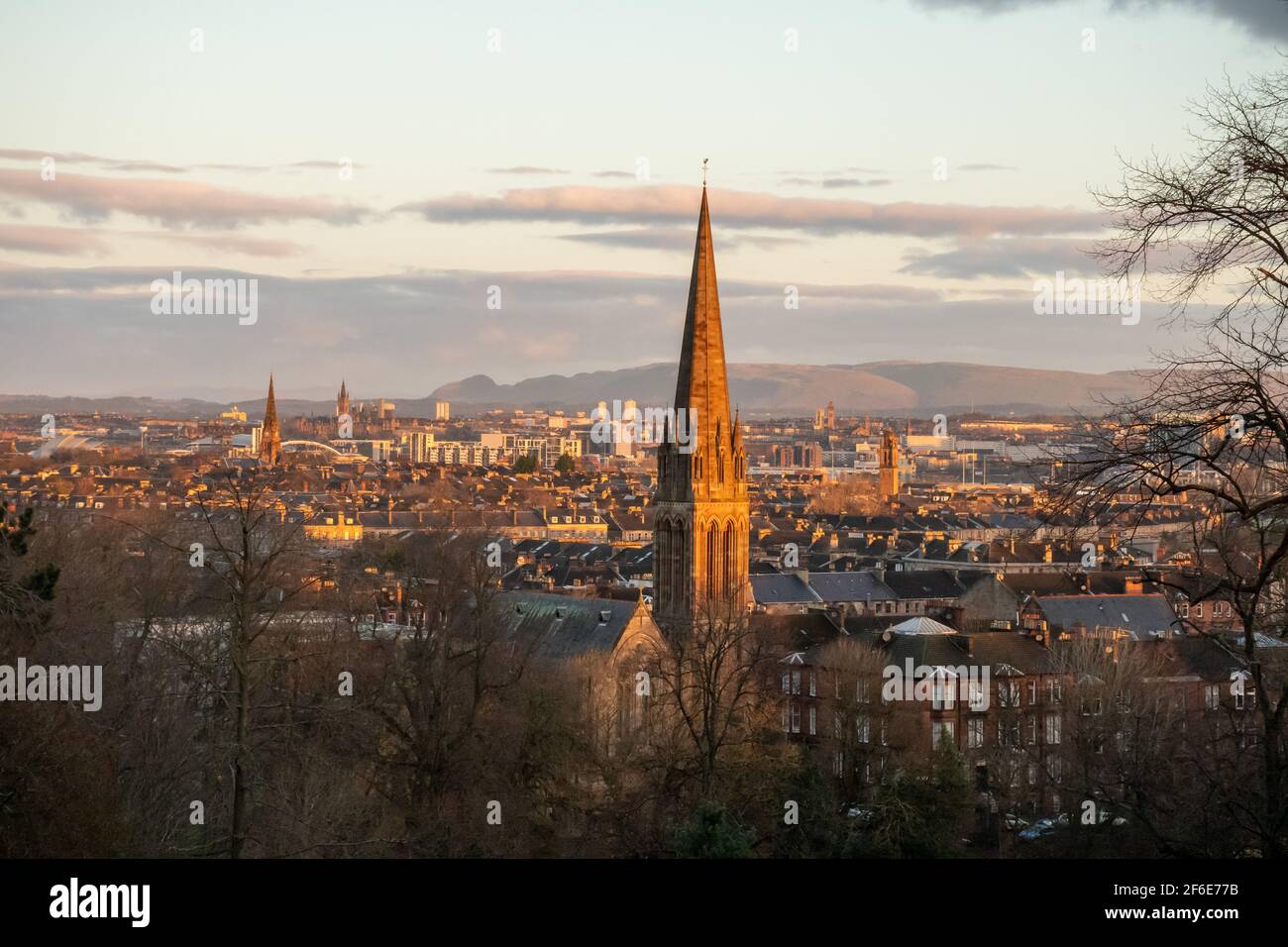 Blick nach Norden über das Stadtzentrum von Glasgow, Schottland, in Richtung Campsie Hills vom Queen's Park in der Southside bei Sonnenaufgang an einem Wintermorgen. Stockfoto