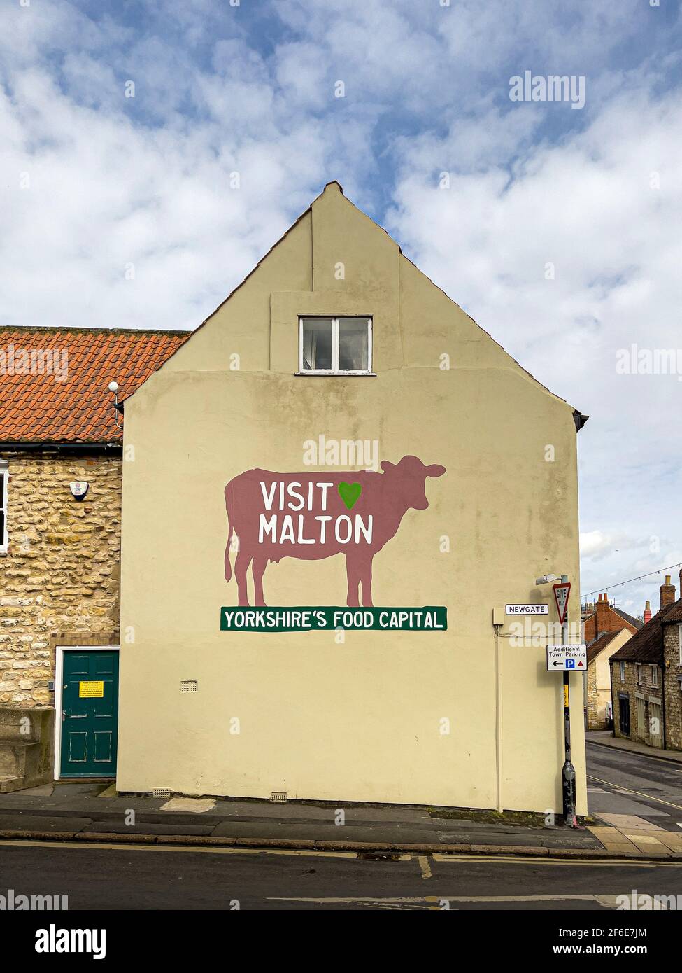 Besuchen Sie das Wandgemälde von Malton an einer Außenwand eines Ladens in Malton, North Yorkshire, Großbritannien. Stockfoto