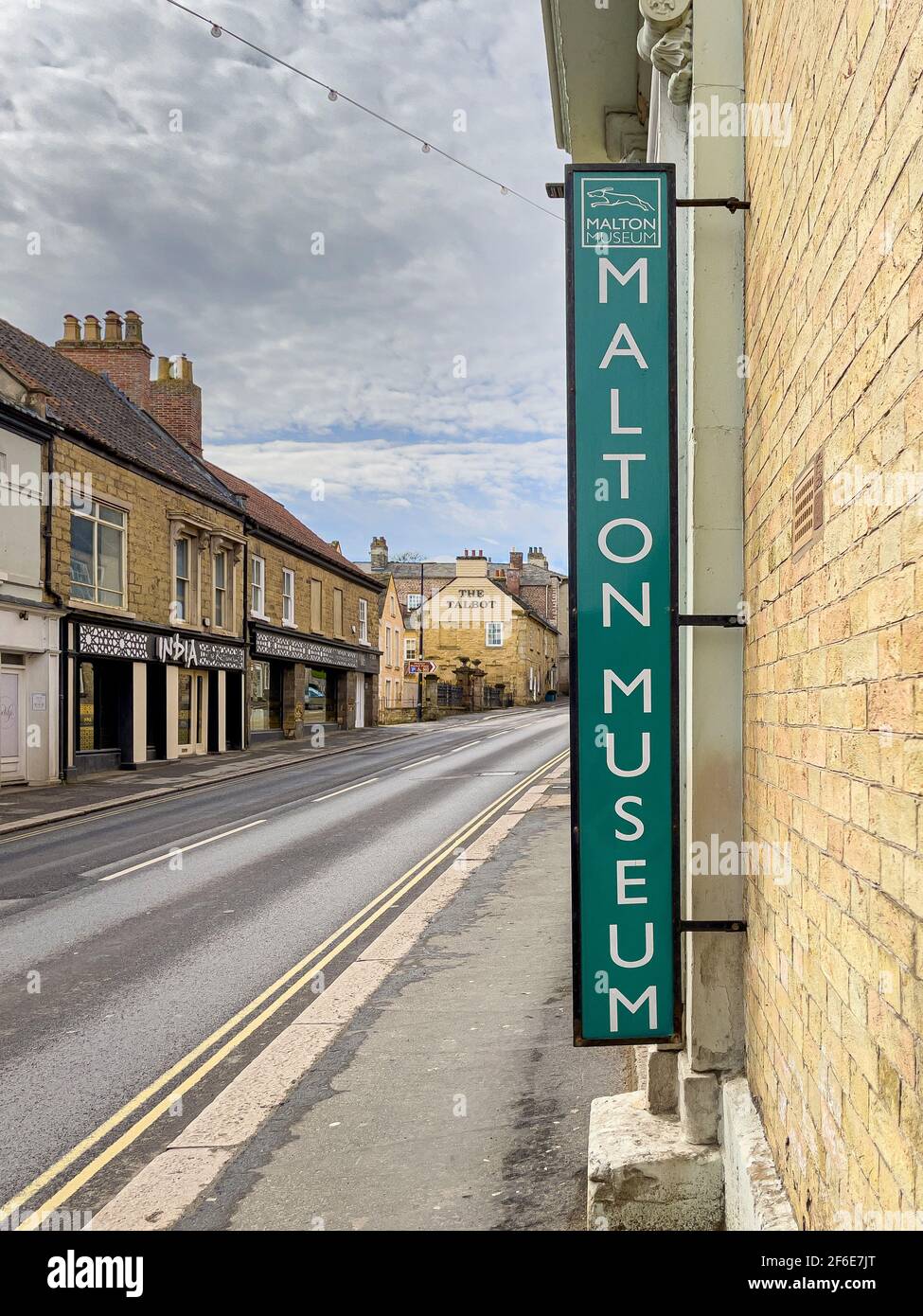Außenschild des Malton Museums mit Blick auf Yorkersgate zum Talbot Hotel, Malton. North Yorkshire, Großbritannien. Stockfoto