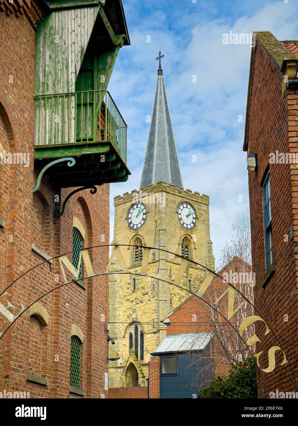 St. Leonard & St. Mary Catholic Church gesehen durch das Bogenzeichen der Maltings auf Castlegate. Malton, North Yorkshire, Großbritannien. Stockfoto