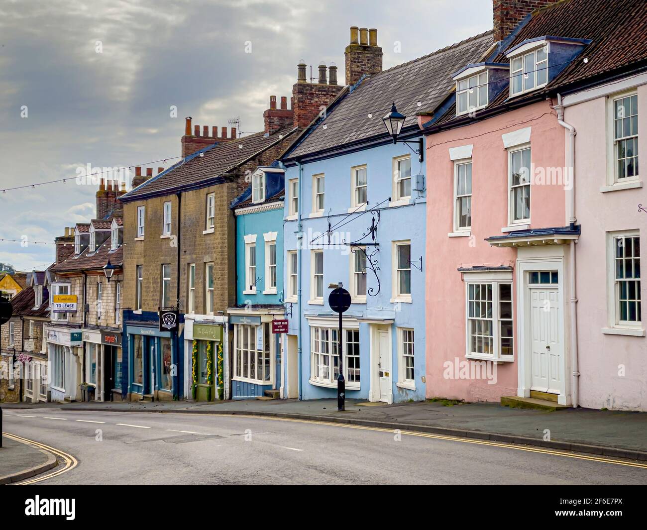 Farbenfrohe Gebäude der Market Street. Malton, North Yorkshire, Großbritannien. Stockfoto