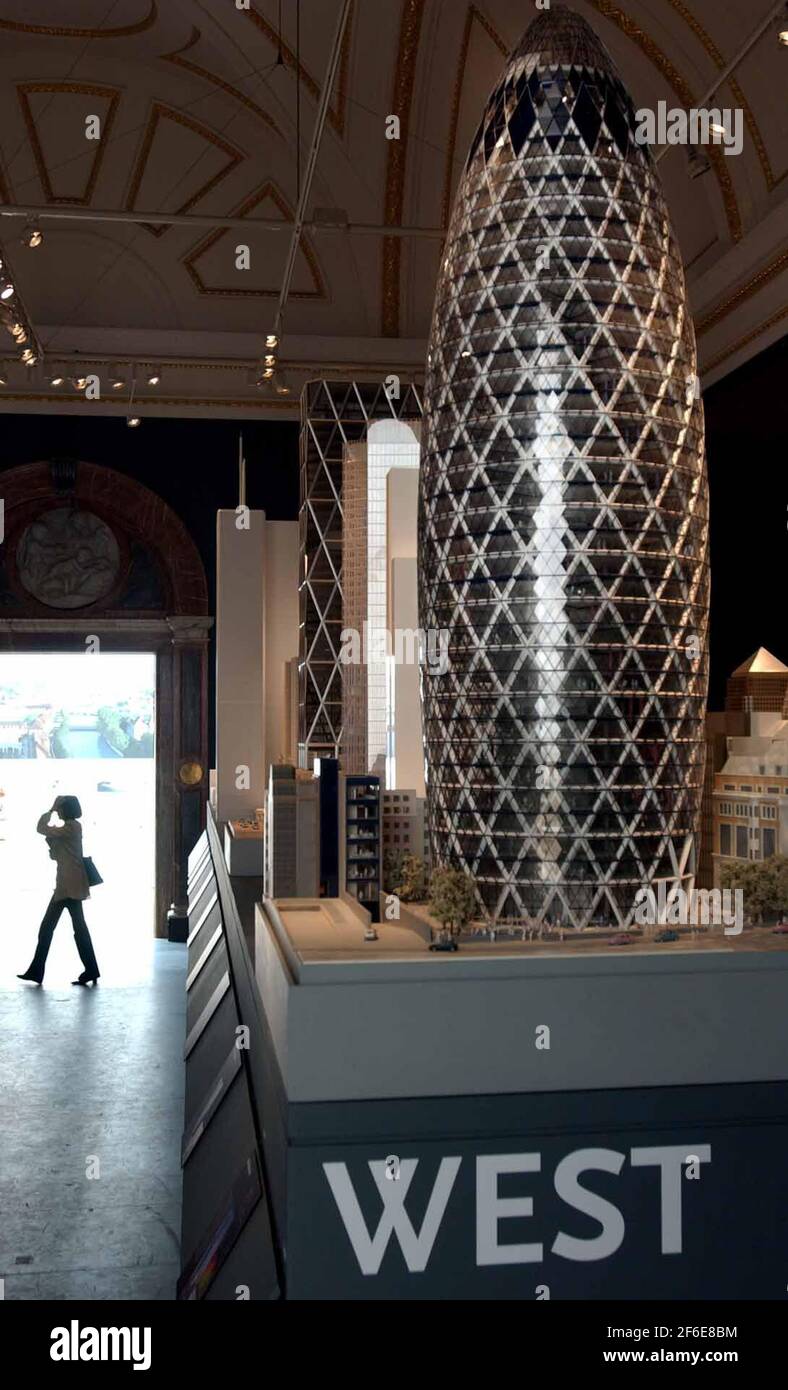 TEIL DER VON NORMAN FOSTER KURATIERTEN AUSSTELLUNG "SKYHISH" IN DER RA-SOMMERAUSSTELLUNG . ES ZEIGT MODELLE VON THEE WELTEN HÖCHSTEN GEBÄUDEN. 28/5/03 PILSTON Stockfoto