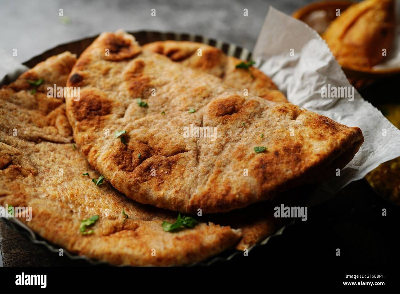 Vollkornweizen Naan – Indisches Flachbrot mit Hühnerkorma, selektiver Konzentration Stockfoto