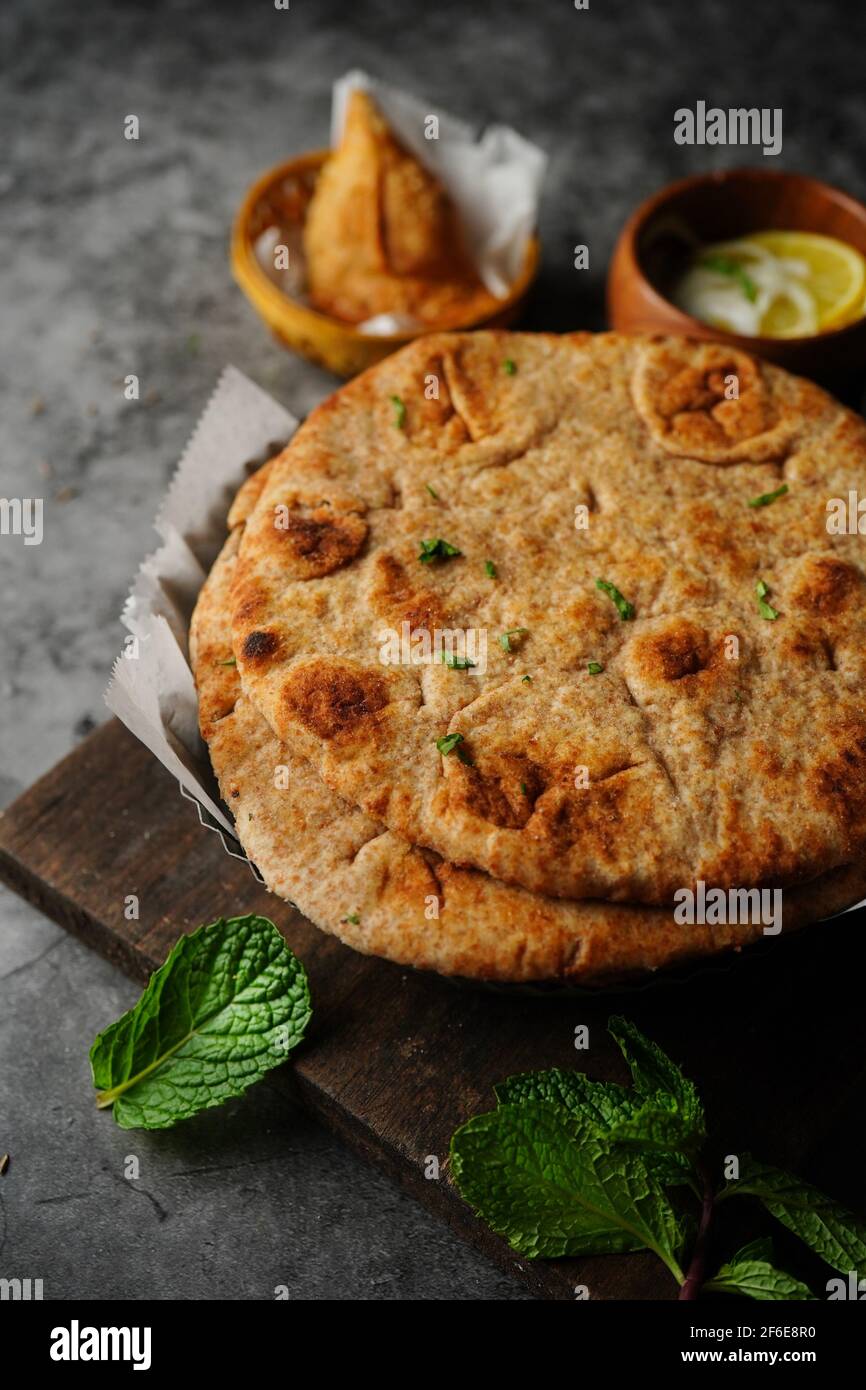 Vollkornweizen Naan – Indisches Flachbrot mit Hühnerkorma, selektiver Konzentration Stockfoto