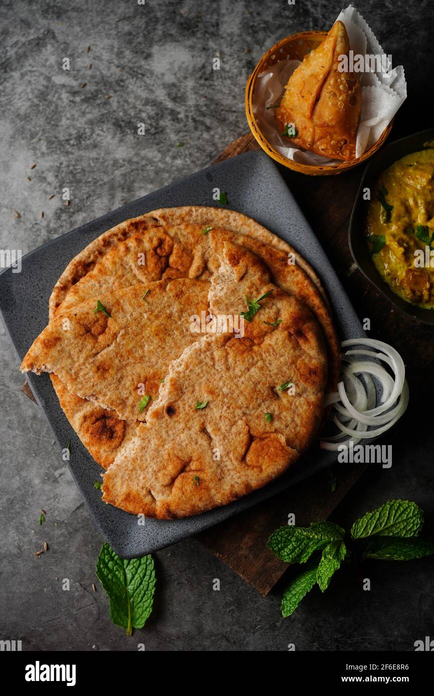 Vollkornweizen Naan – Indisches Flachbrot mit Hühnerkorma, selektiver Konzentration Stockfoto