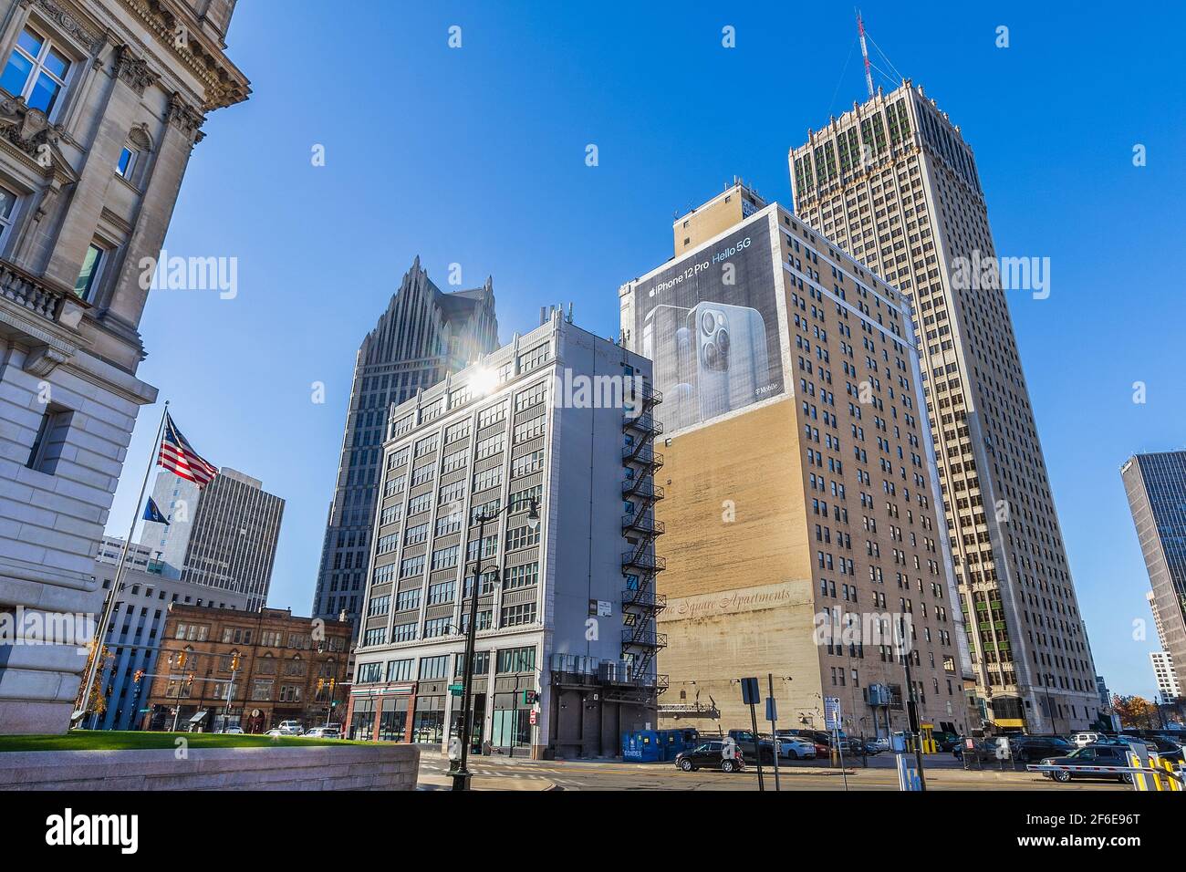 DETROIT, MI, USA - 10. NOVEMBER: Cadillac Tower, Cadillac Square und The Randolph am 10. November 2020 in der Innenstadt von Detroit, Michigan. Stockfoto