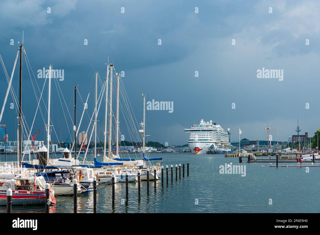 Kiel, Deutschland, Jul. 2019 – Kreuzfahrtschiff 'AIDA prima' bei einem abziehenden Gewitter im Kieler Hafen Stockfoto