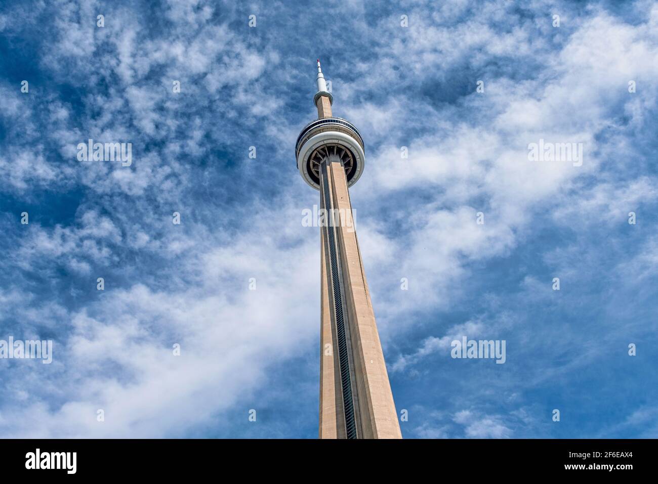 Der CN Tower, ein kanadisches Symbol und internationales Wahrzeichen, ist aus einer ungewöhnlichen Sicht zu sehen Stockfoto