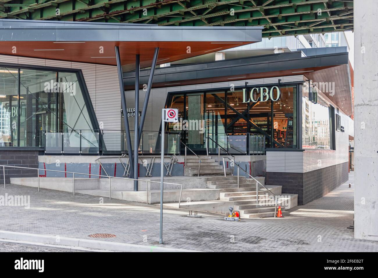 Ein LCBO-Geschäft unterhalb des Gardiner Expressway und in der Nähe der Bathurst Street, Toronto, Kanada, 2021 Stockfoto