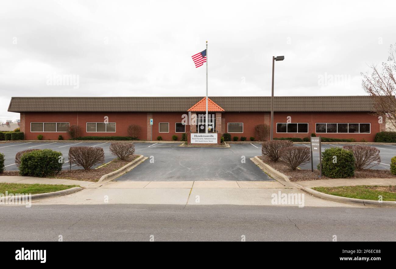 HENDERSONVILLE, NC, USA--23 MÄRZ 2021: Bürogebäude der Sozialversicherungsverwaltung von Hendersonville. Stockfoto