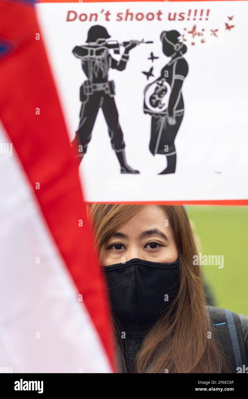 London, Großbritannien. März 2021, 31st. Eine Protesterin mit einem Plakat mit der Aufschrift 'Don't Shoot US' auf dem Parliament Square. Demonstranten versammelten sich auf dem Parliament Square - mit Gesichtsmasken und beobachteten eine soziale Distanzierung -, bevor sie zur chinesischen Botschaft marschierten, um Solidarität mit dem Volk von Myanmar gegen den Militärputsch und die staatlichen Tötungen von Zivilisten zu zeigen. Vor der Botschaft wurden Reden gehalten. Seit Beginn des Militärputsches am 1st. Februar wurden in Myanmar mehr als 520 Menschen von Sicherheitskräften getötet. Am vergangenen Samstag war der gewalttätigste Tag, an dem mehr als 100 Menschen getötet wurden. Kredit: J Stockfoto