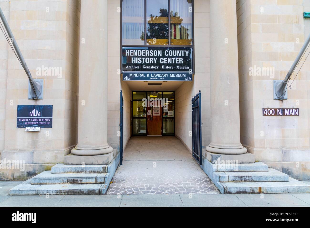 HENDERSONVILLE, NC, USA - 23. MÄRZ 2021:Eintritt zum Henderson County History Center und Mineral & Lapidary Museum, an der Main Street. Stockfoto