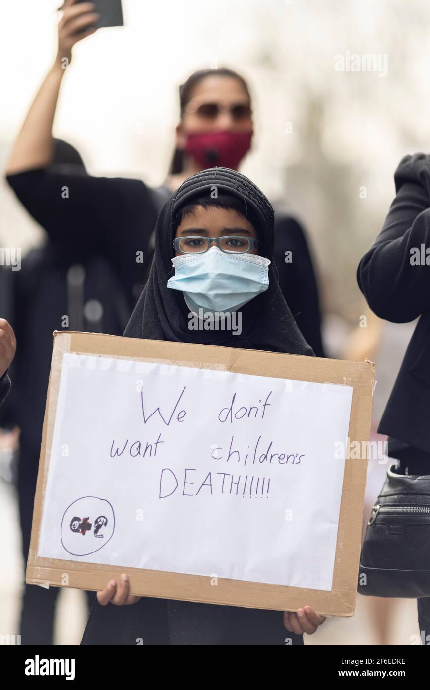 London, Großbritannien. März 2021, 31st. Ein kleines Kind marschiert mit einem Plakat mit der Aufschrift "Wir wollen nicht den Tod von Kindern". Demonstranten versammelten sich auf dem Parliament Square - mit Gesichtsmasken und beobachteten eine soziale Distanzierung -, bevor sie zur chinesischen Botschaft marschierten, um Solidarität mit dem Volk von Myanmar gegen den Militärputsch und die staatlichen Tötungen von Zivilisten zu zeigen. Vor der Botschaft wurden Reden gehalten. Seit Beginn des Militärputsches am 1st. Februar wurden in Myanmar mehr als 520 Menschen von Sicherheitskräften getötet. Am vergangenen Samstag war der gewalttätigste Tag, an dem mehr als 100 Menschen getötet wurden. Kredit: Jo Stockfoto