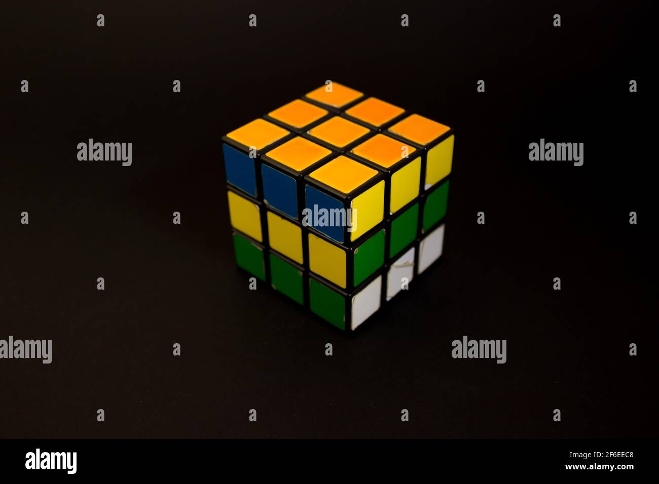Avola, Italien - März 31st 2021: Nahaufnahme eines Rubik-Würfels auf schwarzem Hintergrund nicht gelöst. Rubik's Cube erfunden von einem ungarischen Architekten Erno Rub Stockfoto