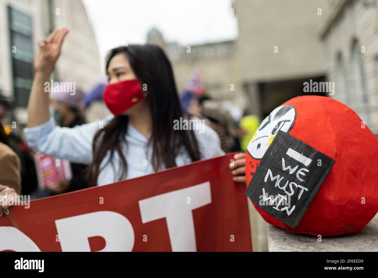 London, Großbritannien. März 2021, 31st. Eine Protesterin grüßt mit drei Fingern den Widerstand. Demonstranten versammelten sich auf dem Parliament Square - mit Gesichtsmasken und beobachteten eine soziale Distanzierung -, bevor sie zur chinesischen Botschaft marschierten, um Solidarität mit dem Volk von Myanmar gegen den Militärputsch und die staatlichen Tötungen von Zivilisten zu zeigen. Vor der Botschaft wurden Reden gehalten. Seit Beginn des Militärputsches am 1st. Februar wurden in Myanmar mehr als 520 Menschen von Sicherheitskräften getötet. Am vergangenen Samstag war der gewalttätigste Tag, an dem mehr als 100 Menschen getötet wurden. Quelle: Joshua Windsor/Ala Stockfoto