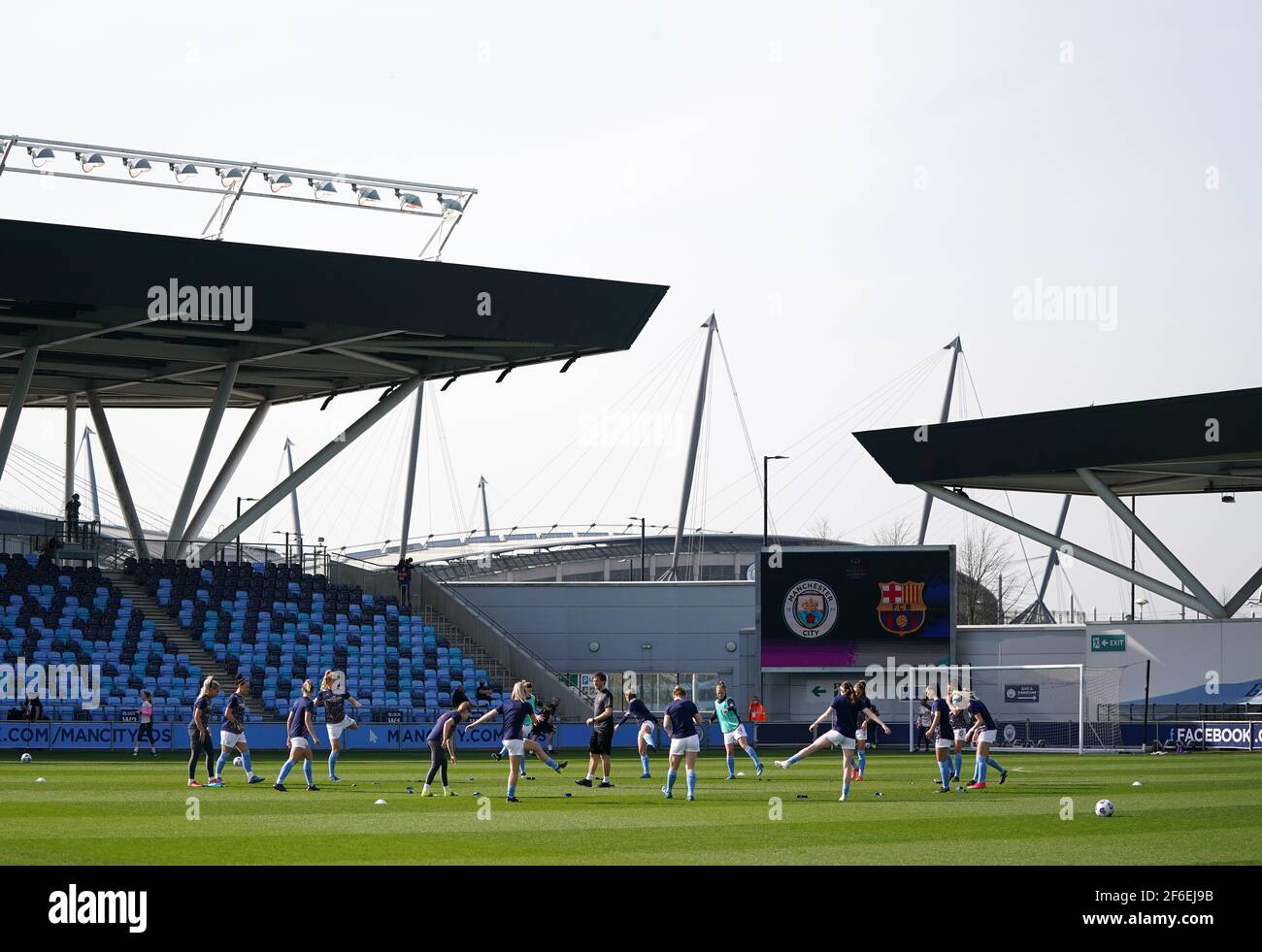 Manchester City Spieler wärmen sich vor dem UEFA Women's Champions League Spiel 2021 im Manchester City Academy Stadium, Manchester, auf. Bilddatum: Mittwoch, 31. März 2021. Stockfoto