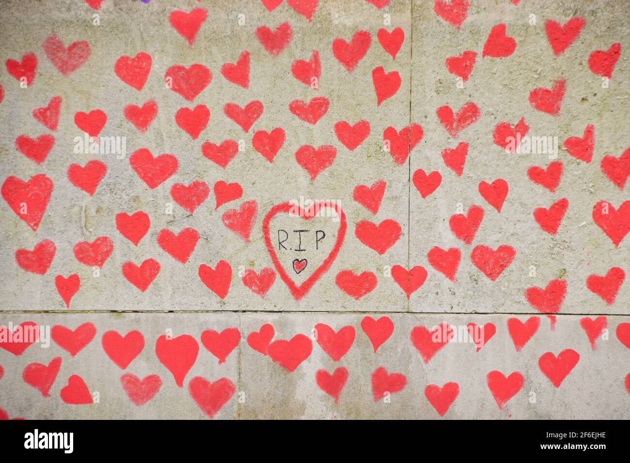 London, Großbritannien. 31st. März 2021. Rote Herzen an der National Covid Memorial Wall. Fast 150.000 Herzen werden von Freiwilligen gemalt, eines für jedes Covid-19-Opfer in Großbritannien bis heute, an der Wand vor dem St. Thomas' Hospital gegenüber dem Parlamentsgebäude. Stockfoto