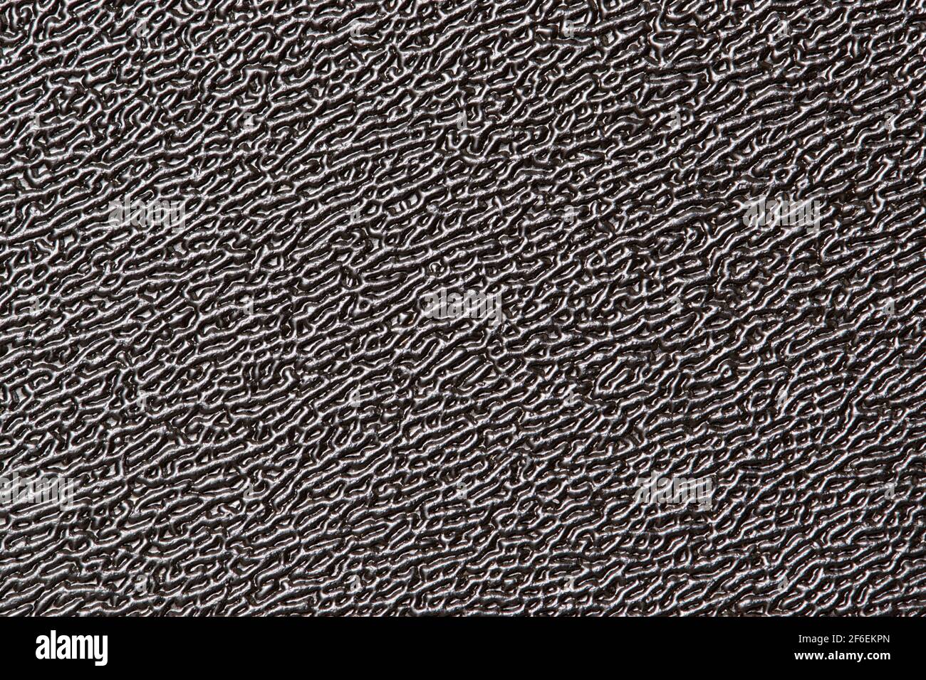 Schwarzer Hintergrund aus Kunststoff mit Streifenstrukturen, Vollformat-Makro mit Kopierraum. Stockfoto