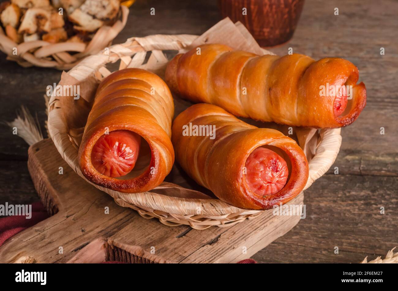 Appetitlich frisches kulinarisches Gebäck - Würste in Gebäck auf Holz Hintergrund Stockfoto