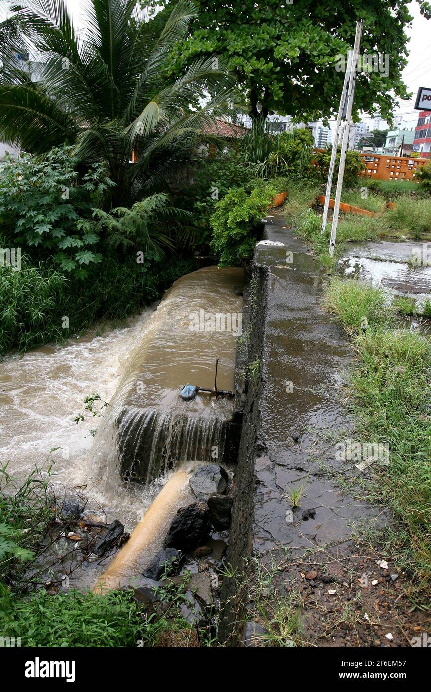 itabuna, bahia / brasilien - 5. februar 2012: Rio Cachoeira durchläuft Abbauprozesse aufgrund von Abwasser, das von Bewohnern der Stadt Itabuna abgeführt wird. Stockfoto