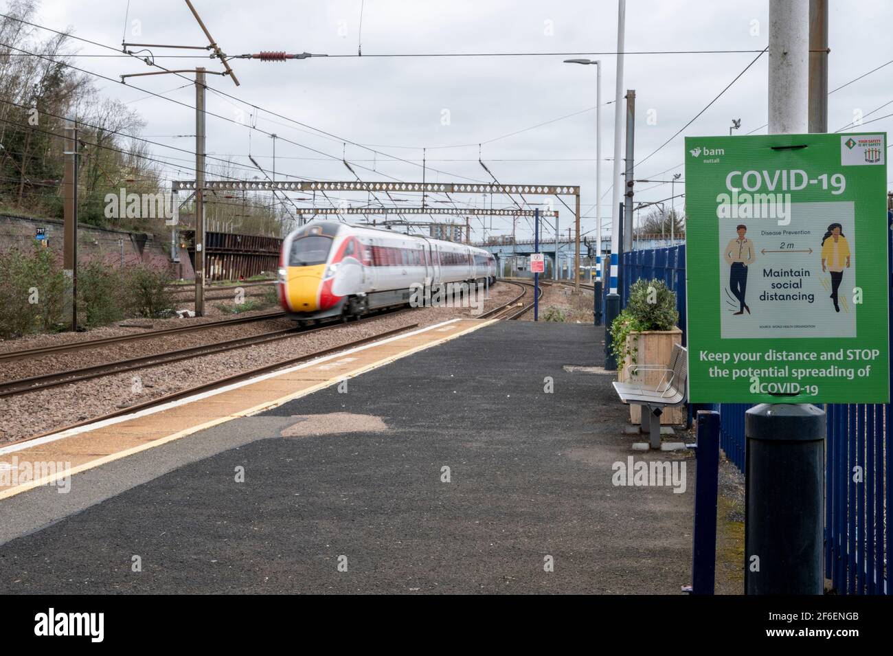 Covid-19 „Social Distancing“-Anweisungen auf einem leeren Bahnsteig. Stockfoto