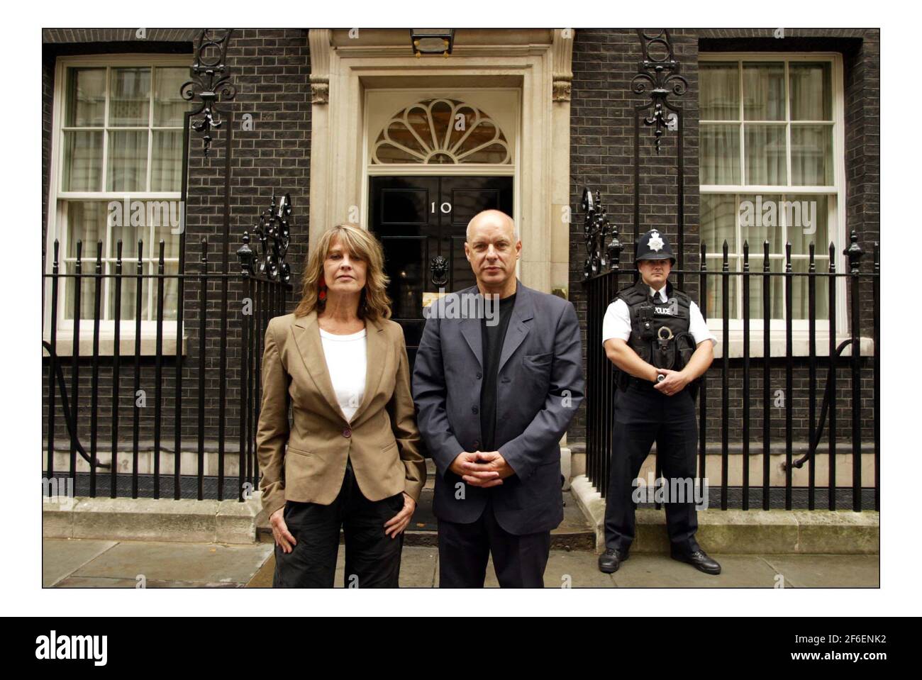 Julie Cristie und brian Eno liefern einen Brief an Downing st gegen den anhaltenden Krieg im Irak David Sandison 15/9/2005 Stockfoto