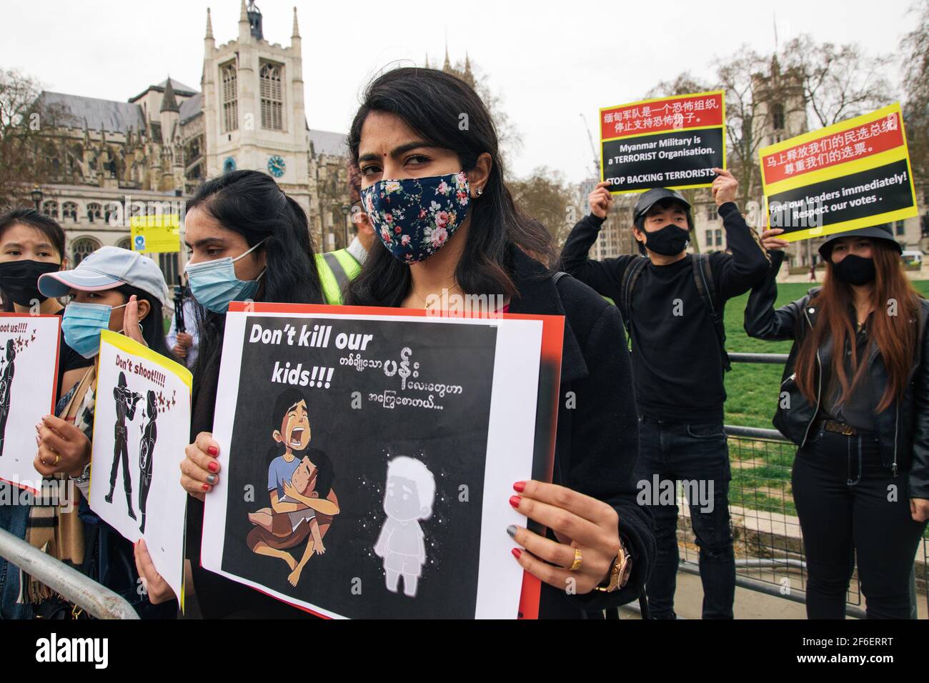 London, Großbritannien. März 2021. Protest gegen militärische Gewalt in Myanmar. Demonstranten versammeln sich auf dem Parlamentsplatz und marschieren vor der chinesischen Botschaft, um ihr Missfallen über die Beteiligung Chinas am Militärputsch und den Mord an unschuldigen Zivilisten, einschließlich Kindern, zum Ausdruck zu bringen Stockfoto