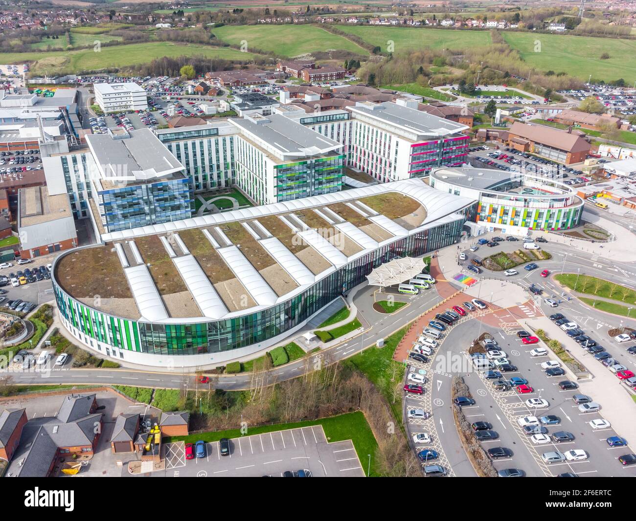 Kings Mill Hospital Mansfield Nottingham modernes, neues NHS-Gebäude, farbenfroh Architektur Luftaufnahme Drohne Fotografie Notfall medizinisches Zentrum Gesundheit Stockfoto