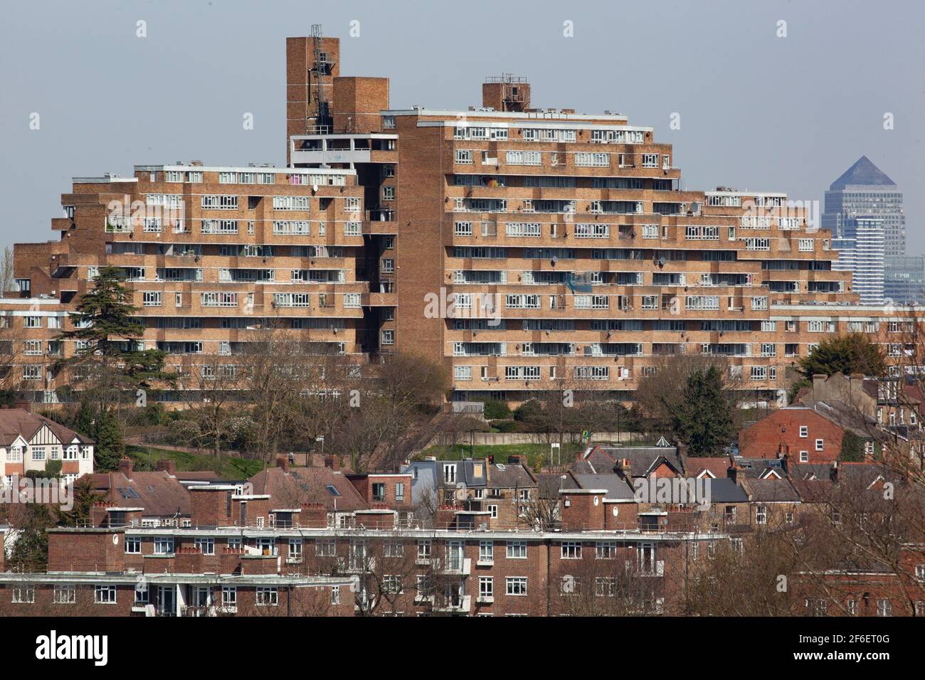 Dawson's Heights, eine 12-stöckige Wohnanlage in Ziggurat-Form in East Dulwich, wurde 1966 von der Architektin Kate Macintosh für den Southwark Council entworfen. Stockfoto