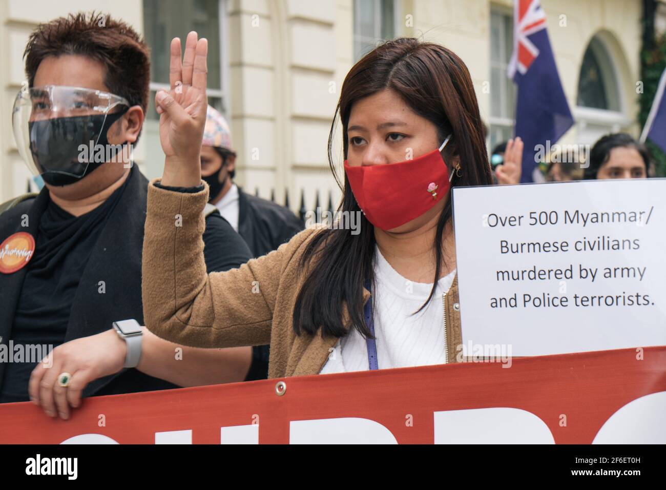 London, Großbritannien. März 2021. Protest gegen militärische Gewalt in Myanmar. Demonstranten versammeln sich auf dem Parlamentsplatz und marschieren vor der chinesischen Botschaft, um ihr Missfallen über die Beteiligung Chinas am Militärputsch und den Mord an unschuldigen Zivilisten, einschließlich Kindern, zum Ausdruck zu bringen Stockfoto