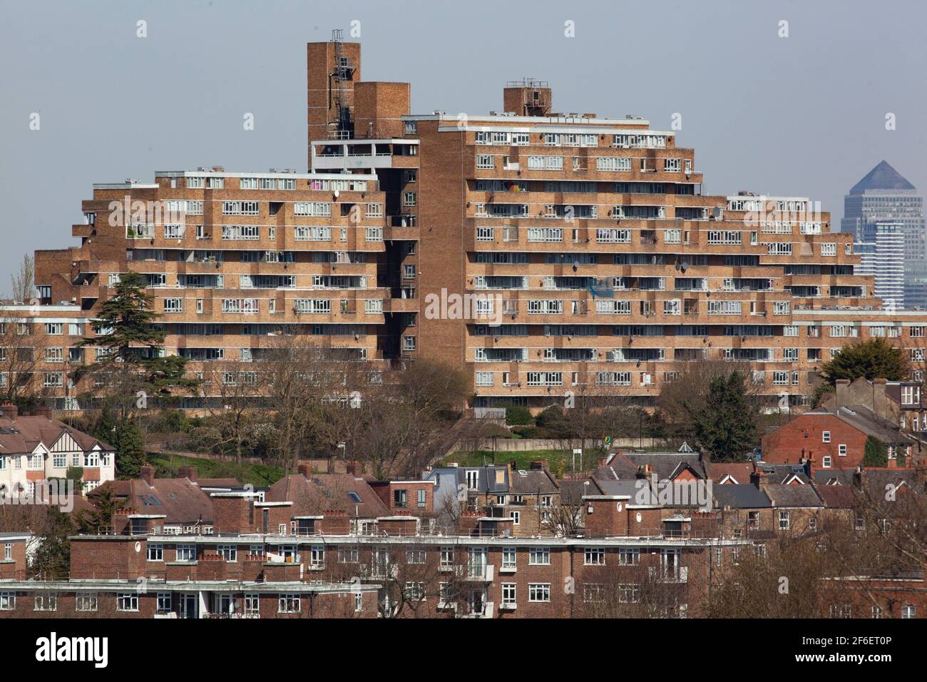 Dawson's Heights, eine 12-stöckige Wohnanlage in Ziggurat-Form in East Dulwich, wurde 1966 von der Architektin Kate Macintosh für den Southwark Council entworfen. Stockfoto