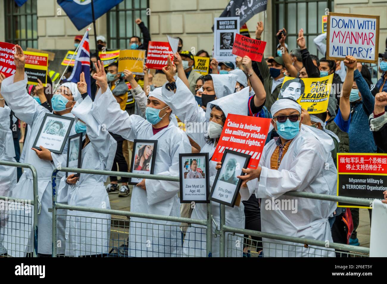 London, Großbritannien. März 2021, 31. Einige Leute trugen Weiß, wie es traditionell für Beerdigungen ist - protestmarsch und Kundgebung fordern die Myanmar / Burma Militär wieder die demokratische Regierung nach ihrem Putsch. Der marsch begann auf dem Parliament Square und endete mit einer Kundgebung vor der chinesischen Botschaft wegen ihrer Unterstützung für das Militärregime. Der Protest wurde von der CRPH (Komitee, das Pyidaungsu Hluttawa vertritt), einer Facebook-Gruppe, für eine Regierungsorganisation zusammengebracht, die darauf abzielt, "die bedingungslose Freilassung der Inhaftierten, einschließlich des Präsidenten der Republik der Union von Myanmar, zu gewährleisten Stockfoto