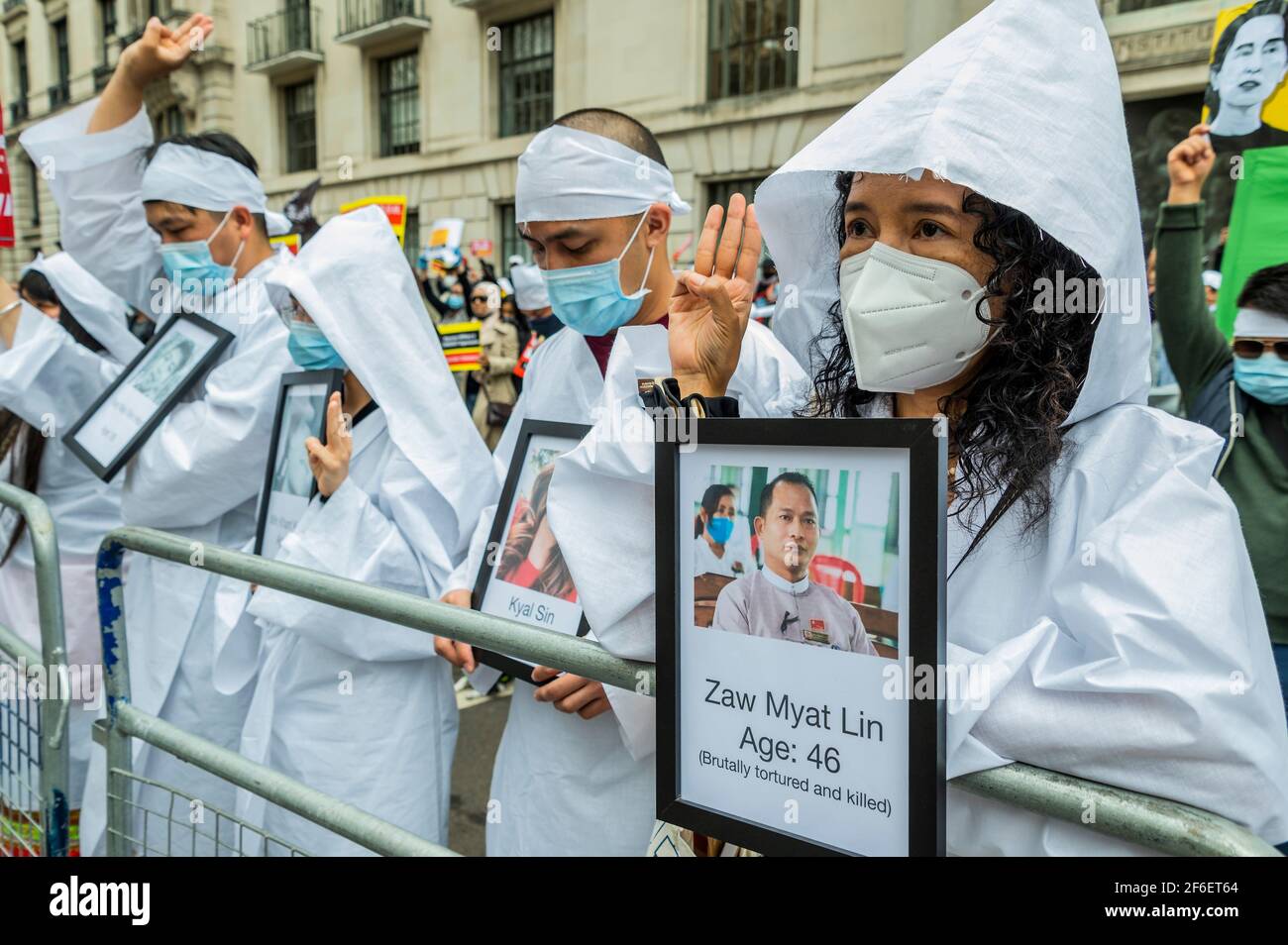 London, Großbritannien. März 2021, 31. Einige Leute trugen Weiß, wie es traditionell für Beerdigungen ist - protestmarsch und Kundgebung fordern die Myanmar / Burma Militär wieder die demokratische Regierung nach ihrem Putsch. Der marsch begann auf dem Parliament Square und endete mit einer Kundgebung vor der chinesischen Botschaft wegen ihrer Unterstützung für das Militärregime. Der Protest wurde von der CRPH (Komitee, das Pyidaungsu Hluttawa vertritt), einer Facebook-Gruppe, für eine Regierungsorganisation zusammengebracht, die darauf abzielt, "die bedingungslose Freilassung der Inhaftierten, einschließlich des Präsidenten der Republik der Union von Myanmar, zu gewährleisten Stockfoto