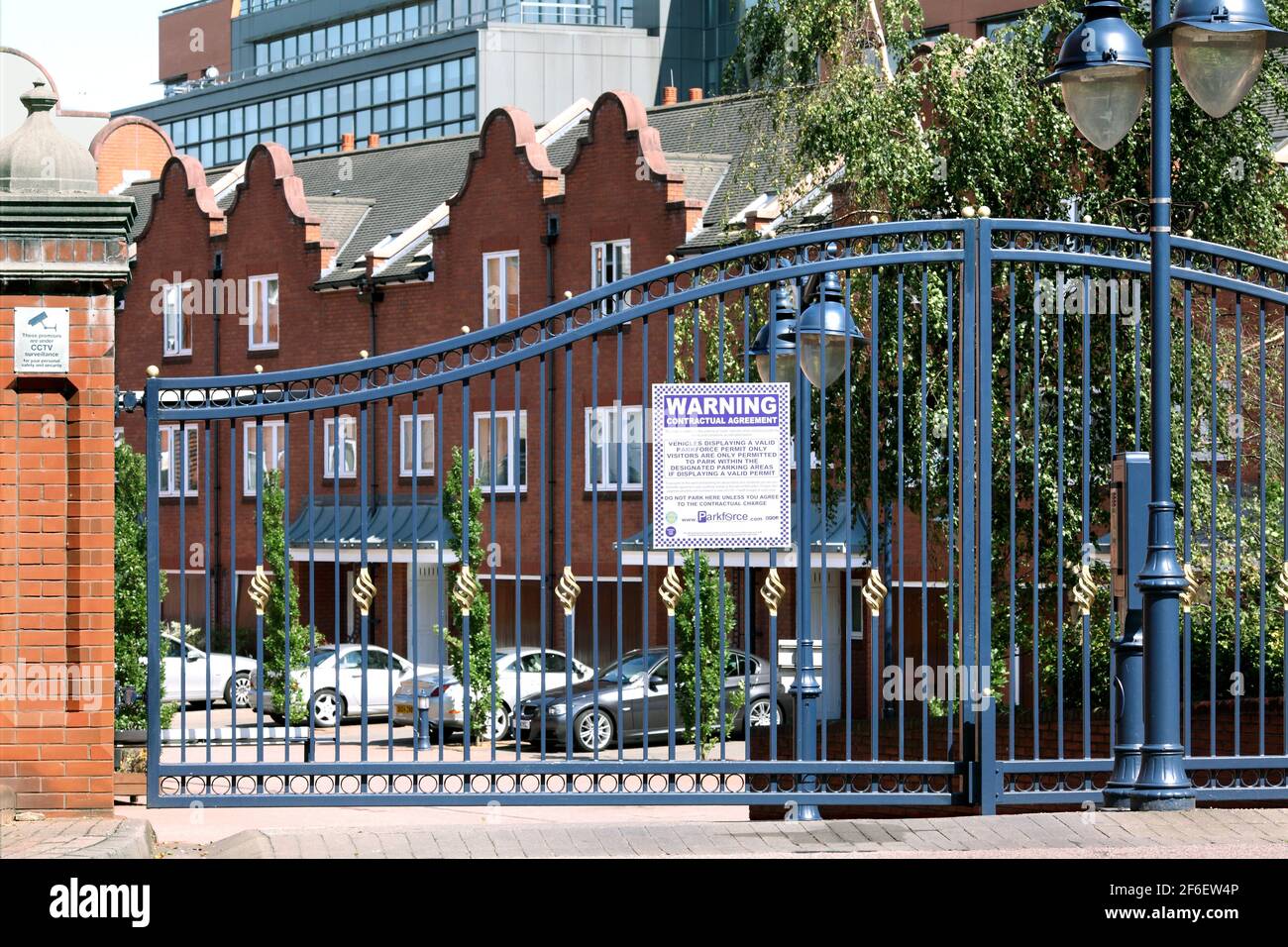 Sicherheitstore am Eingang zum Symphony Court, Birmingham, einer umzäunten Wohnanlage mit neuen Häusern und Wohnungen in der Nähe des Stadtzentrums. Stockfoto