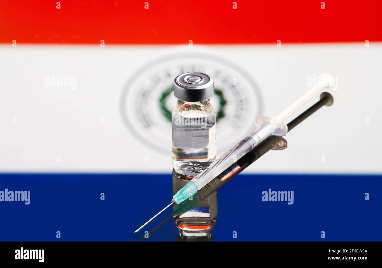 Impfkonzept mit reflektierter und entkoketer paraguay-Länderflagge, selektiver Fokus auf Impfstoff Stockfoto