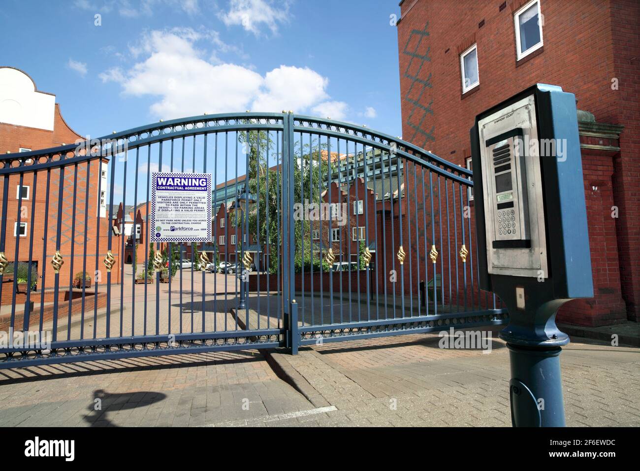 Sicherheitstore am Eingang zum Symphony Court, Birmingham, einer umzäunten Wohnanlage mit neuen Häusern und Wohnungen in der Nähe des Stadtzentrums. Stockfoto