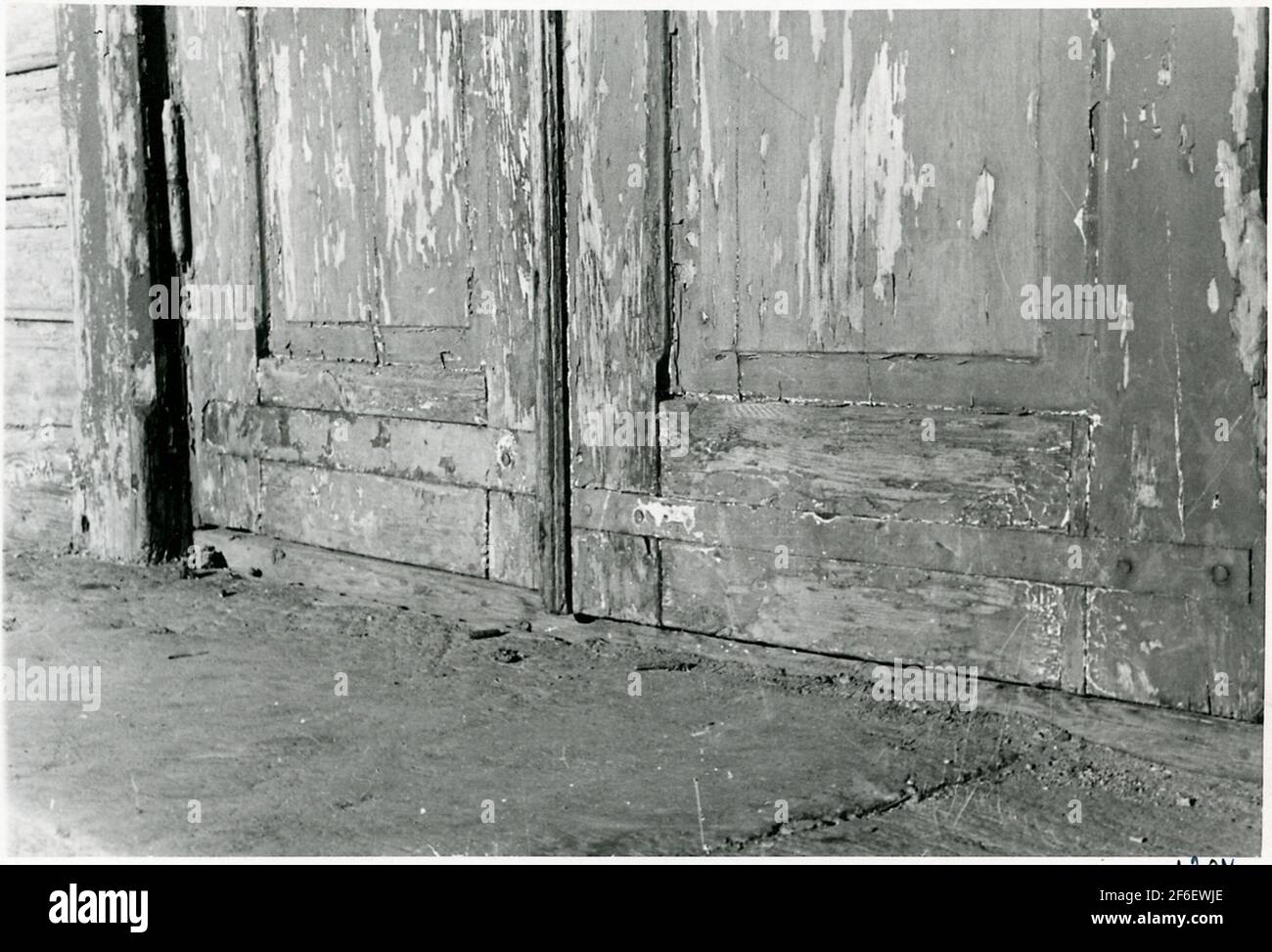 Der untere Teil der Türen zum Warteraum auf dem Be-Bahnhofshaus. Stockfoto