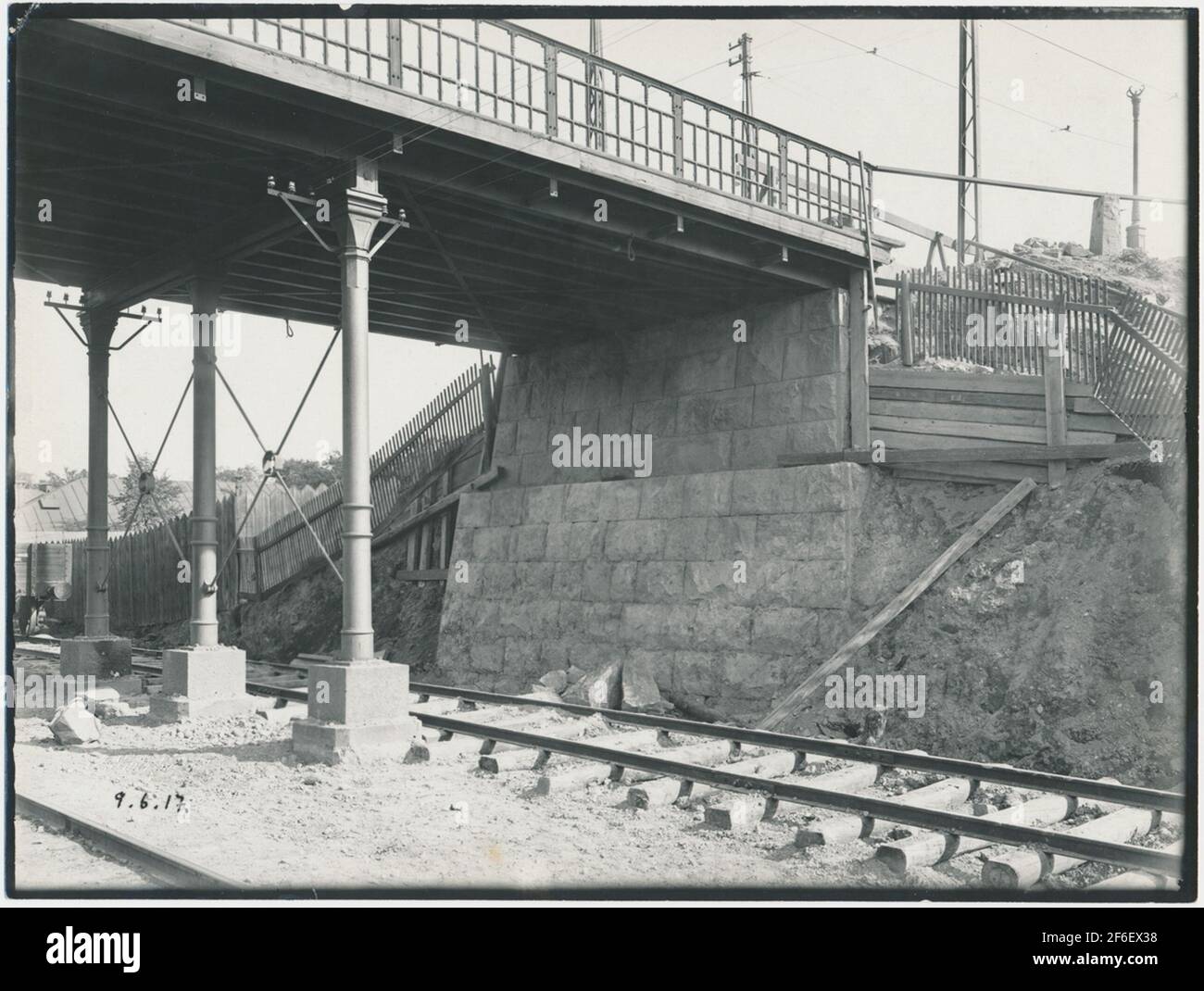 Värtan. Straßenbahnbrücke nach dem Umbau. Stadtbahnen, SJ. Das Web wurde 1882 eröffnet. Sample Elektrifizierung war performed1905, aber es wurde festgelegt. 1940 wurde das Internet elektrifiziert. Stockfoto