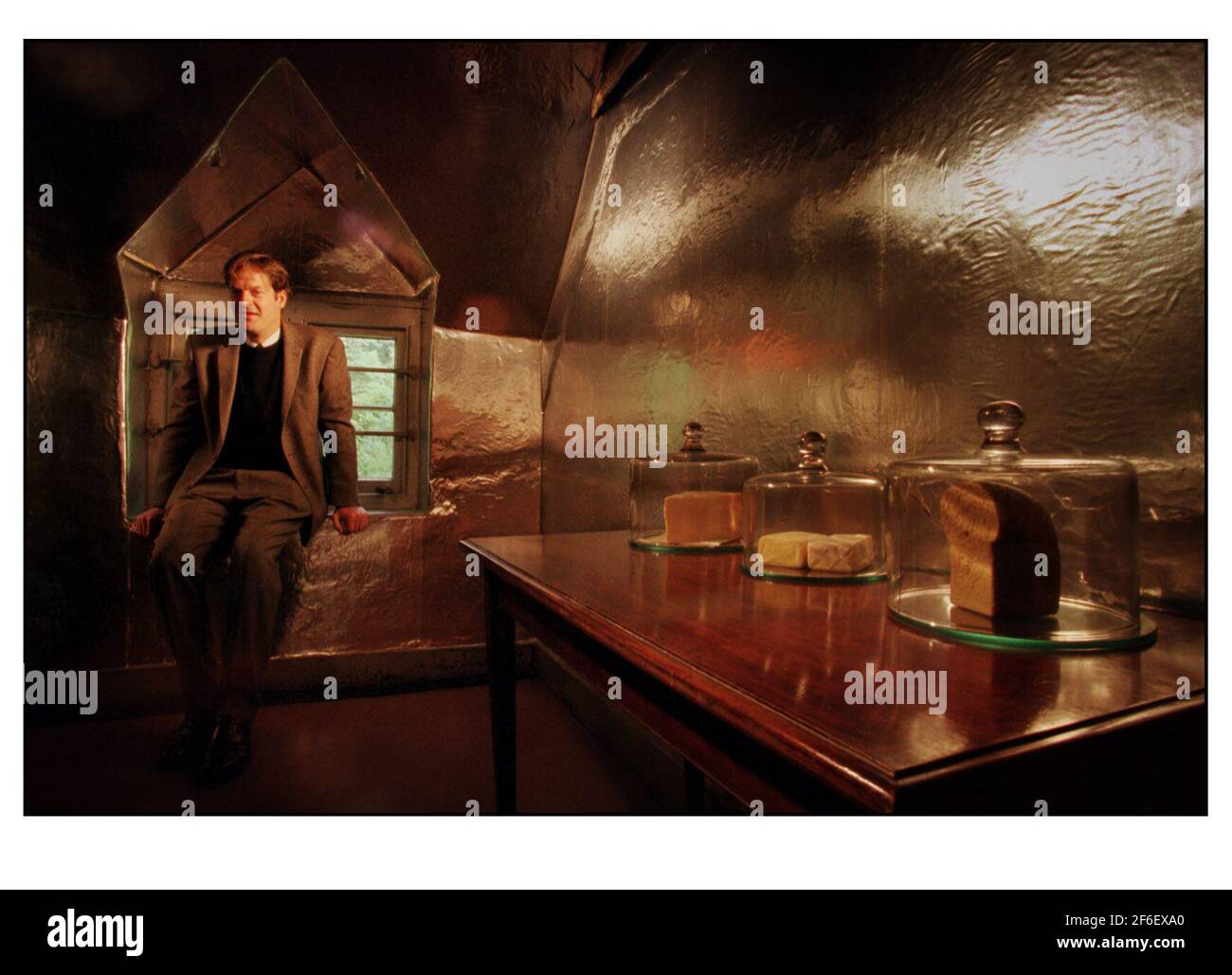 TE Lawrence of Arabia Haus Home Wolken Hügel August 2000 Lawrence of Arabia's Haus....... James Grasby, der Assistent des National Trust für historische Gebäude in Wessex im neu renovierten Bunkroom von Clouds Hill. Die Wände der Bunkerräume wurden 1933 mit Aluminiumfolie abgedeckt, um den Raum warm und trocken zu machen. Doch nach 60 Jahren hatte sich die Folie verschlechtert. Stockfoto