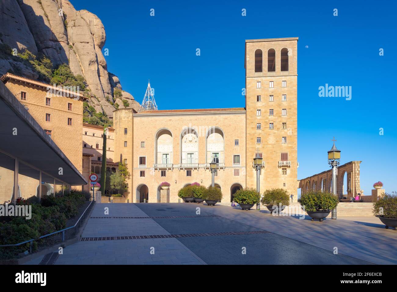 Blick auf die Hauptfassade der Plaza de Santa Maria von der Basilika von Montserrat. Touristisch-religiöser Komplex des Monastery of Montserrat, Katalonien, Stockfoto