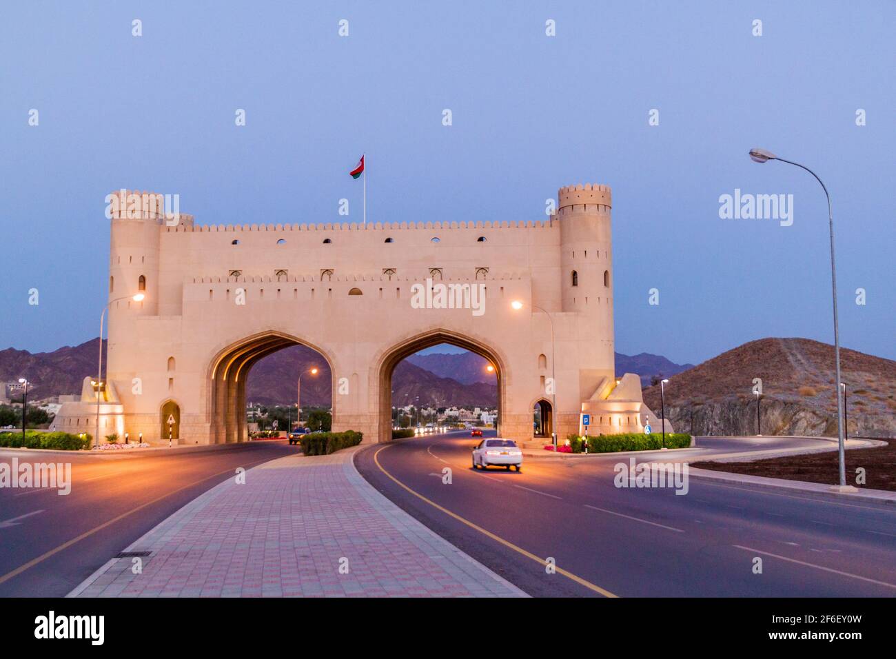 Abend der Straße, die durch das Bahla-Tor führt Oman Stockfoto