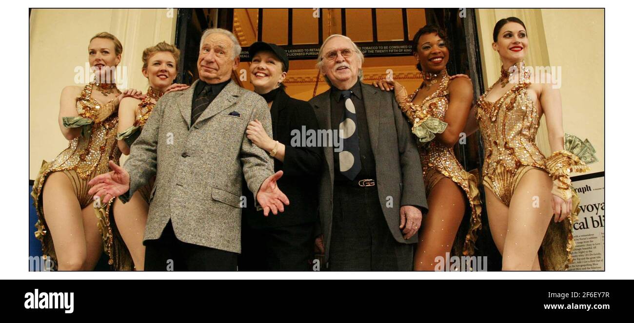 The Producers by Mel Brooks wird am Dienstag, den 9. November 2004 im Theatre Royal Drury Lane eröffnet und wird Richard Dreyfuss und Lee Evans in den Hauptrollen sehen. Mit Mel Brooks sind die Regisseurin und Choreografin Susan Stroman und Co-Schöpfer Thomas Meehan.pic David Sandison 2/2/2004 Stockfoto