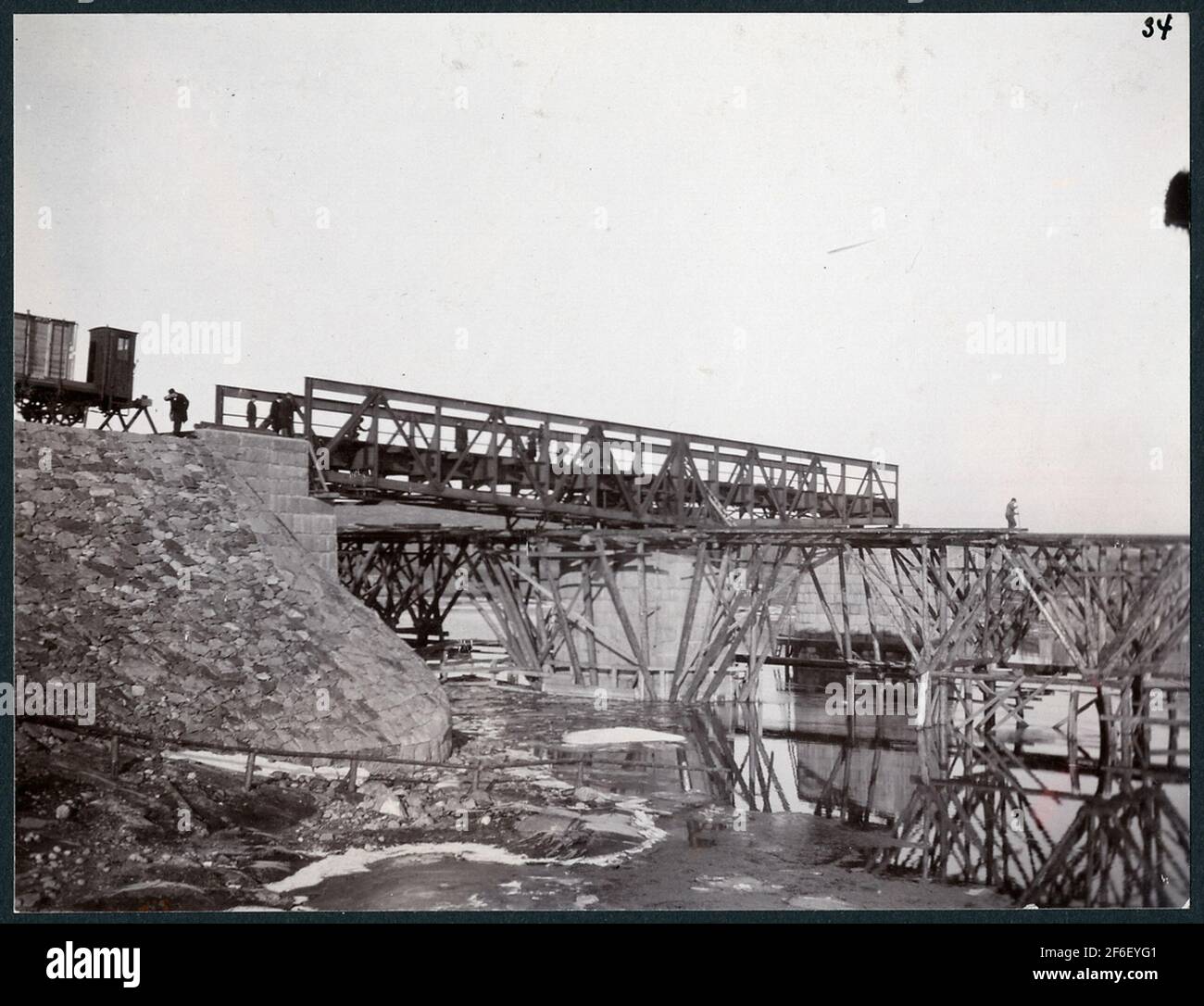 Brückenbau des kurzen Brückenkochers am Fluss Nordre. Stockfoto